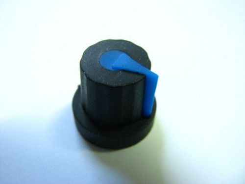 Gałka 1001 CZARNA WSKAŹNIK NIEBIESKI 0Ś 6MM