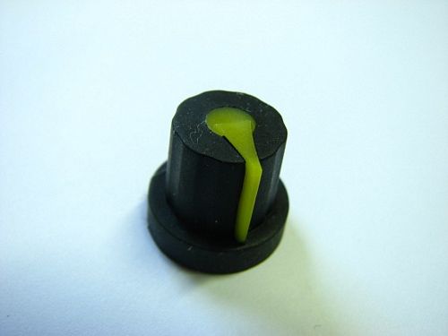 Gałka 1001 CZARNA WSKAŹNIK ŻÓŁTY OŚ 6MM