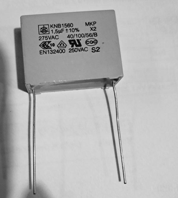 e47ece0c29a6f8686c50947b8a87a1fe.jpg KONDENSATOR X2 KNB1560 1,5UF 275V 10%